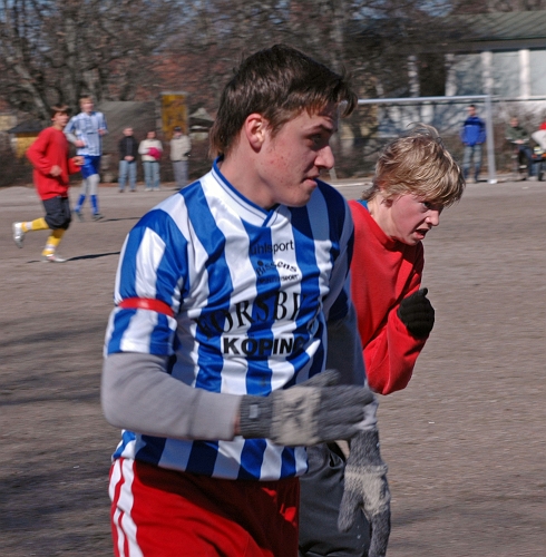 2006_0415_09.JPG - Södra's Filip Stjernfeldt i närkamp med en Forsbyspelare